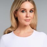 Chantal Janzen Instagram - Chantal -> Chanteezy Mijn zoon van 5 vindt me op de rechterfoto juist ‘Heel mooi’. Maar die gaat met 32 graden in een Spidermanpak en slofsokken aan het zwembad liggen dus deze mening vind ik ergens zeer onbetrouwbaar. Al moet ik zeggen, de rechterfoto is wel nog altijd beter dan de tijd dat ik dacht dat fillers in mijn wangen een steengoed idee waren. Goed. Ons nieuwe nummer, waarin we als onderwerp hebben: Artificial Intelligence, kunstmatige intelligentie, en we hierdoor steeds minder zelf hoeven te doen en mij dat helemaal niks lijkt, en o.a @leonieterbraak vertelt over het zich kunnen ergeren aan ‘dolgelukkige’ mensen, ligt nu in de winkel. &C the magazine Artificial intelligence, kunstmatig intelligentie dus. Uitbesteden, steeds minder zelf doen, zoals door ChatGTP al je teksten laten schrijven, of zelf niet eens meer poseren voor een foto, ik vind het maar niks. Maar als er iets is wat ik graag zou uitbesteden, is het speelgoed of huishoudelijke spullen die verpakt zijn in snoeihard plastic waaraan je je fikken openhaalt, open laten maken door een robot oid. Wat voor, toch vrij lullige dingen, zouden dat bij jullie zijn? Ich bin gespannt👇🏼