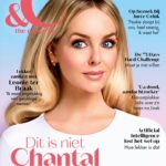 Chantal Janzen Instagram - Chantal -> Chanteezy Mijn zoon van 5 vindt me op de rechterfoto juist ‘Heel mooi’. Maar die gaat met 32 graden in een Spidermanpak en slofsokken aan het zwembad liggen dus deze mening vind ik ergens zeer onbetrouwbaar. Al moet ik zeggen, de rechterfoto is wel nog altijd beter dan de tijd dat ik dacht dat fillers in mijn wangen een steengoed idee waren. Goed. Ons nieuwe nummer, waarin we als onderwerp hebben: Artificial Intelligence, kunstmatige intelligentie, en we hierdoor steeds minder zelf hoeven te doen en mij dat helemaal niks lijkt, en o.a @leonieterbraak vertelt over het zich kunnen ergeren aan ‘dolgelukkige’ mensen, ligt nu in de winkel. &C the magazine Artificial intelligence, kunstmatig intelligentie dus. Uitbesteden, steeds minder zelf doen, zoals door ChatGTP al je teksten laten schrijven, of zelf niet eens meer poseren voor een foto, ik vind het maar niks. Maar als er iets is wat ik graag zou uitbesteden, is het speelgoed of huishoudelijke spullen die verpakt zijn in snoeihard plastic waaraan je je fikken openhaalt, open laten maken door een robot oid. Wat voor, toch vrij lullige dingen, zouden dat bij jullie zijn? Ich bin gespannt👇🏼