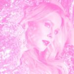 Chantal Janzen Instagram - IK GA HET WEER DOEN CHANTALS PYJAMA PARTY- LIVE 28 & 29 OKTOBER ZIGGO DOME AMSTERDAM Zeer trots op de eerste namen die ik vandaag bekend mag maken: SUZAN & FREEK - ROLF SANCHEZ KRIS KROSS AMSTERDAM FLEMMING - HANS KAZAN VAJÈN VAN DEN BOSCH - JAMAI - TIJL BECKAND als mijn partner in crime - en WILLEKE ALBERTI 2019, ZIGGO DOME Eén grote kolkende massa van feestende zingende dansende mensen. Allemaal in pyjama, stuk voor stuk, 17.000, iedere avond. Bi-zar. Er was een droom om een grote show te maken voor jong en oud. Met een uiteenlopende groep van artiesten met wie ik mijn eerste liefdes, dansen en zingen, kon uitoefenen. En iedereen zou moeten kunnen komen. Moeders, vaders, jongeren, oma’s, opa’s, de buurvrouw, tantes, collega’s, vriendinnen, er moest voor ieder wat wils zijn. En dan moest men ook nog eens allemaal, jong èn oud, gewoon lekker relaxed in PYJAMA. Best een vreemd plan. Maar we gingen ervoor, jullie kwamen, allemaal in pyjama, en het was fantastisch. En we gaan het gewoon wéér doen! WAT. EEN. GELUK. Andere geweldige namen worden later bekend gemaakt, maar met deze top line-up geven we ons startschot voor dit feest waar iedereen naartoe mag komen! Wie was erbij in 2019? Wie MOET er (weer) bij zijn en wie neem je het liefst mee in oktober?? TOT DAN! 🎉 Tickets: link in bio, stories, of chantalspyjamaparty.nl #fissa #comfi #outfit #pyjamaparty