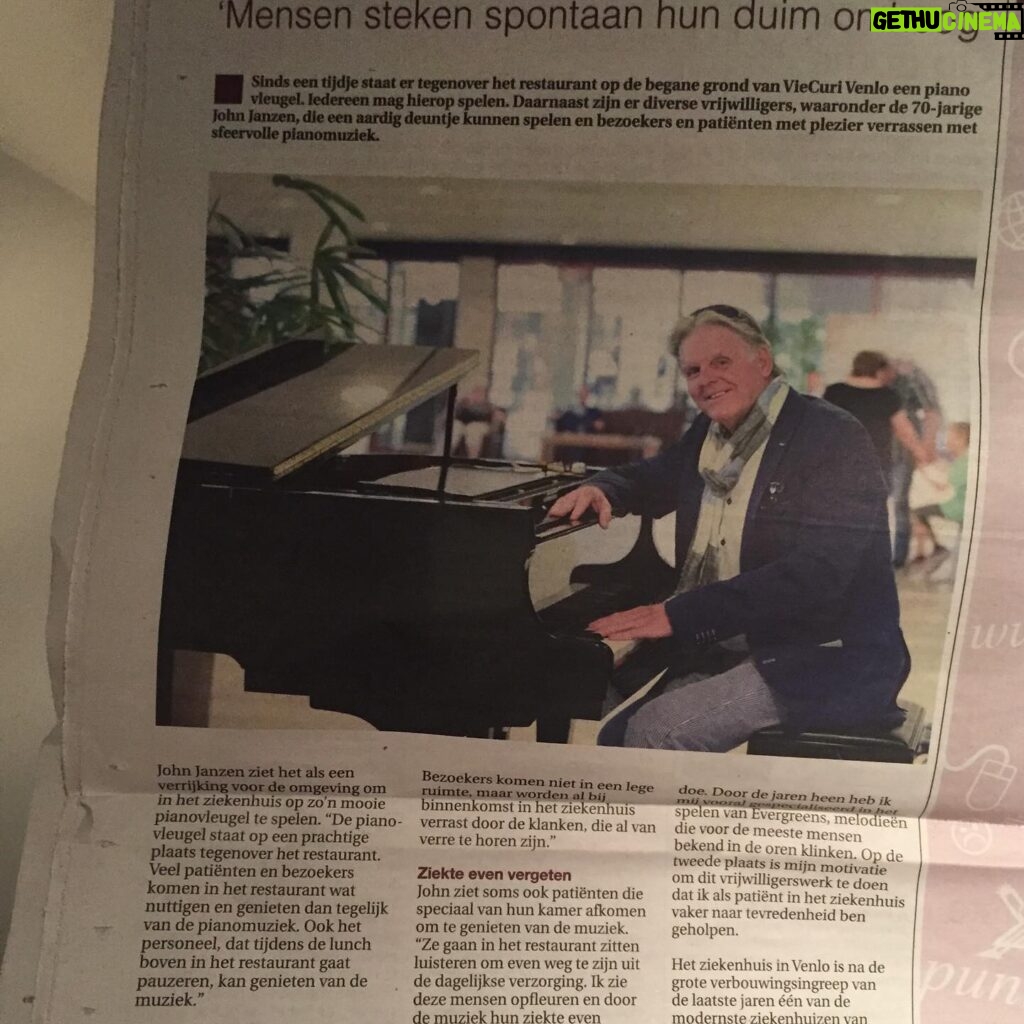 Chantal Janzen Instagram - Of ik iets met de piano heb, was de vraag van Rtl toen ze dit programma aan me voorlegden. Dat ik ‘iets met piano heb’ is een understatement. Ik ben ermee opgegroeid. Ik weet niet beter dan dat ik altijd pianospel hoorde thuis, en dat kwam door mijn vader. Mijn broer en ik zijn opgevoed met heel veel muziek thuis, jazz, Nina Simone, veeeel Duitse schlagers, chansons (mama), James Last, Richard Clayderman, Louis van Dijk, allemaal gespeeld door papa op de piano. Want *zet nu je Jambers-stem op*: Overdag was hij zweminstructeur, maar ‘s avonds en in de weekenden was hij pianist. Daar verdiende hij niet de wereld mee, maar hij MOEST het doen. Vanuit zichzelf, vanuit de liefde voor dat instrument. Nu geniet hij van zijn pensioen, maar speelt nog steeds. Zoals ‘n paar keer per week vrijwillig in de hal van het ziekenhuis in Venlo. ‘Om ‘t voor de mensen daar wat leuker te maken’, zegt hij zelf. Trots zijn we op ‘m. M’n broer en ik, en later ook onze kinderen werden al vanaf dat we baby waren op die kruk gezet. Iedere keer als ik pianospel hoor brengt het me thuis. Herinneringen uit en voor het leven. Alleen maar moois, warms en goeds. Iedereen heeft toch wel íets met de piano? Zo’n openbare piano die wordt bespeeld op een station, op een plein, in een hal, of op straat brengt altijd iets positiefs. Ik denk dan altijd Wie zíj́n deze mensen? Wat is hun verhaal? Wat doen ze in ‘t dagelijks leven? Met plezier en ontroerd mocht ik naast hen zitten en luisteren naar de amateur-pianisten die plaats namen op onze kruk. En ik heb er niet doorheen gekwaakt (zie laatste video). Met als verrassing voor hen, worden bewonderd door 1 van onze beste concertpianisten @dariavandenbercken , en @dominicseldisofficial en @vanvelzenmusic . En nu mogen JULLIE hier eindelijk van genieten. Van hun verhalen, hun drijfveer en vooral: hun liefde voor de piano. Het favoriete muziekinstrument van de mens. Ik hoop dat jullie gaan kijken. En mocht je iets anders gaan kijken, hallo nieuwe wereld, kijk het dan terug. Want ja, het is een gedurfd programma van en bij Rtl.❤️ En dankjewel pap Vanavond 20.30u op Rtl4, De Piano.