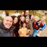 Chantal Janzen Instagram - PERSBERICHT: Vanaf half oktober is de feelgood dramaserie 'Eén Grote Familie' te zien bij Videoland. Met niemand minder dan Chantal Janzen, Lykele Muus, Jeroen van Koningsbrugge, Joy Delima en Selin Akkulak in de hoofdrollen legt de serie het samengestelde gezinsleven op een herkenbare manier bloot. Hoe ga je om met verschillende opvoedstijlen, andere normen en waarden,frustraties, verdriet om een scheiding, nieuwe bonus gezinsleden en nieuwe geliefden? Chantal Janzen over de serie: 'Ik liep al lang rond met het idee om een serie te maken over samengestelde gezinnen, het is natuurlijk iets wat heel dicht bij mij staat door mijn eigen samengestelde gezin waar ik al 17 jaar erg trots op ben. Een samengesteld gezin komt altijd voort uit iets wat pittig is: een scheiding of breuk van een vorig gezin. Als je dan weer een nieuw huishouden gaat vormen doordat één van de ouders een nieuwe partner krijgt, gaat dat nooit zonder de strubbelingen, irritaties, stress maar ook geluk en komische momenten. Ik vind het geweldig dat ik een serie op kon zetten met situaties die voor zoveel mensen herkenbaar zijn. Want ook al heb je zelf geen scheiding meegemaakt, de onderlinge spanning en liefde in dit gezin zullen voor iederéén herkenbaar zijn. Het is heel bijzonder en een eer, om je idee tot een mooie serie te hebben mogen maken met een prachtige cast, crew en schrijvers, onder de geweldige creatieve leiding van Will Koopman. We kunnen met z’n allen niet wachten om het aan iedereen te laten zien.' De serie vertelt het verhaal van Julia (Chantal Janzen) die samen met haar twee dochters en zoontje bij haar nieuwe vriend Taco (Lykele Muus) en zijn twee dochters en zoon intrekt. Samen moeten ze leren omgaan met hun nieuwe leven en nieuwe (bonus)familieleden, wat gepaard gaat met herkenbare, komische, ontroerende en ook moeilijke momenten. 'Eén Grote Familie' wordt geproduceerd door ITV Studios Netherlands Drama, in co-productie met &C Media. De serie is geregisseerd door Will Koopman, Esther Nieuwkoop en Reinier Smit en is naar een idee van Chantal Janzen. Vanaf 14 oktober is de serie te streamen bij Videoland en is de eerste aflevering om 21.30 uur te zien bij RTL 4.  ❤️