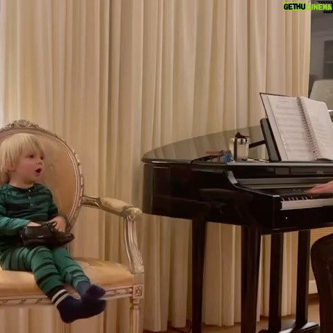 Chantal Janzen Instagram - Of ik iets met de piano heb, was de vraag van Rtl toen ze dit programma aan me voorlegden. Dat ik ‘iets met piano heb’ is een understatement. Ik ben ermee opgegroeid. Ik weet niet beter dan dat ik altijd pianospel hoorde thuis, en dat kwam door mijn vader. Mijn broer en ik zijn opgevoed met heel veel muziek thuis, jazz, Nina Simone, veeeel Duitse schlagers, chansons (mama), James Last, Richard Clayderman, Louis van Dijk, allemaal gespeeld door papa op de piano. Want *zet nu je Jambers-stem op*: Overdag was hij zweminstructeur, maar ‘s avonds en in de weekenden was hij pianist. Daar verdiende hij niet de wereld mee, maar hij MOEST het doen. Vanuit zichzelf, vanuit de liefde voor dat instrument. Nu geniet hij van zijn pensioen, maar speelt nog steeds. Zoals ‘n paar keer per week vrijwillig in de hal van het ziekenhuis in Venlo. ‘Om ‘t voor de mensen daar wat leuker te maken’, zegt hij zelf. Trots zijn we op ‘m. M’n broer en ik, en later ook onze kinderen werden al vanaf dat we baby waren op die kruk gezet. Iedere keer als ik pianospel hoor brengt het me thuis. Herinneringen uit en voor het leven. Alleen maar moois, warms en goeds. Iedereen heeft toch wel íets met de piano? Zo’n openbare piano die wordt bespeeld op een station, op een plein, in een hal, of op straat brengt altijd iets positiefs. Ik denk dan altijd Wie zíj́n deze mensen? Wat is hun verhaal? Wat doen ze in ‘t dagelijks leven? Met plezier en ontroerd mocht ik naast hen zitten en luisteren naar de amateur-pianisten die plaats namen op onze kruk. En ik heb er niet doorheen gekwaakt (zie laatste video). Met als verrassing voor hen, worden bewonderd door 1 van onze beste concertpianisten @dariavandenbercken , en @dominicseldisofficial en @vanvelzenmusic . En nu mogen JULLIE hier eindelijk van genieten. Van hun verhalen, hun drijfveer en vooral: hun liefde voor de piano. Het favoriete muziekinstrument van de mens. Ik hoop dat jullie gaan kijken. En mocht je iets anders gaan kijken, hallo nieuwe wereld, kijk het dan terug. Want ja, het is een gedurfd programma van en bij Rtl.❤️ En dankjewel pap Vanavond 20.30u op Rtl4, De Piano.