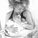Chantal Janzen Instagram - 29 maart 2018. Om 07.30u belde ik naar de afdeling Verloskunde om te vragen hoe laat we mochten komen. We wisten dat ik op deze dag ingeleid zou worden. Om 11u stonden we op de gang daar, en zagen we dat de verloskamers namen van landen hadden. We stonden het dichtste bij ‘Mexico’, maar die wilden we niet want daar hebben we allebei iets tegen. Leg ik nog wel ‘s uit. We kregen kamer Mexico. Er volgden weeënopwekkers door middel van een infuus en ze braken m’n vliezen. Rond 17u was er 4 centimeter ontsluiting. Gelukkig dacht ie toen nog niet ‘laat ik eens komen’ want dan had ik nooit meer kunnen fietsen, onder andere. Rond 17.40u zei ik tegen Marco dat ik zin had in bozen en frambessen. En de morfinepomp was nog niet eens aangesloten. En toen volgde een super uurtje: weeënstorm. Ik probeerde uit te tunen maar had op dat moment het gevoel alsof ik vanaf m’n maag en m’n hele onderkant in een doorgedraaide shredder vastzat. Ik zei dat de ruggenprik nu wel mocht komen. Op het moment dat de anesthesist middenin een van de pijnlijkste weeën zei ‘Je moet nu voorover bukken’ wilde ik op dat moment roepen ‘Sterf Jeroen’ maar ik zei OOOKEEEEEE en dat was beter. Voor Jeroen. Om 22.30u werd er een kindje geboren wat niet huilde, waar ik van schrok en daarom riep ‘Gaat het goed met ‘m??’ Alles was ok. Hij had een glimlach op z’n gezicht. Achteraf dacht ik dat ik dit alleen zag door de morfinepomp, maar Marco zag het ook. ‘Als je zelf naar het toilet bent geweest mag je naar huis’, zei de verpleegkundige. Ik zei, met 4 verse hechtingen: ‘Nou ik weet één ding: ik ga nooit meer poepen’. ‘Jawel’, zei ze resoluut, ‘dat doe jij wel mevrouwtje’, zei ze met een heerlijk accent door haar Surinaamse roots. Om 04.00u ‘s nachts kwamen we thuis en maakten we James, Isaa en Zion wakker, Essie via facetime. We legden Bobby naast James in bed en ik heb van geluk heel lang gehuild. Ik keek naar Bobby en dacht: Alles is goed. Jouw oma, mijn moeder, noemt jou ‘De eeuwige glimlach’. En daar heeft ze gelijk in. We houden met z’n allen zo van jou, onze kleine geluksbrenger. Je bent een zon in zoveel levens. En nu ben je 6. Ik verheug me op alles wat nog komen gaat met jou. ❤️🎈