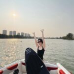 Chanya McClory Instagram - First time wake surfffff 🏄🏻💨 Happy Songkarn everyone 💦 ร้อนมากอยากเปียก ไปเล่นกัน @bangkokwakesurf สนุกสุดสุด ขอบคุณครูเฟย รูปห้าครูกลัวบอร์ดชนเรือ เลยจับบอร์ดละปล่อยกู เพื่อนเวร55
