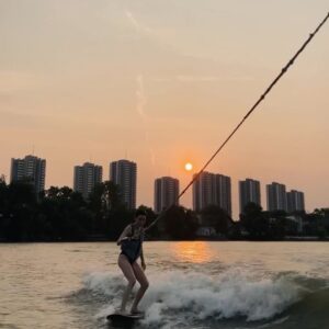 Chanya McClory Instagram - First time wake surfffff 🏄🏻💨 Happy Songkarn everyone 💦 ร้อนมากอยากเปียก ไปเล่นกัน @bangkokwakesurf สนุกสุดสุด ขอบคุณครูเฟย รูปห้าครูกลัวบอร์ดชนเรือ เลยจับบอร์ดละปล่อยกู เพื่อนเวร55