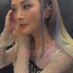 Charlene Choi Instagram – 農曆新年嘅假期你哋點過呀？
呢個假期我嘅節目非常豐富
狂食狂瞓
打吓牌吹吓水去吓旅行拜吓年咁啦
呢兩日先至有少少靜落嚟嘅時候
撳吓個相簿
睇返好多喺舞台上面嘅片段同埋相
有啲掛住演唱會嘅日子添🙃
諗諗吓仲有一啲人好想多謝
無咗佢哋成件事都唔會成就到咁圓滿
除咗喺台上面已經多謝過嘅人
今日我都好想喺呢度正式多謝吓呢啲不可或缺而我又無喺台上逐一多謝到嘅一班默默付出嘅人

首先多謝我屋企個姐姐Eni
多謝佢每一日嘅照顧 煲N樣嘢俾我飲 保住我把聲
同埋照顧我隻貓 等我可以集中精神

多謝我司機阿權
日日除咗接送我之外 仲要幫我不停來回拎嘢買嘢

多謝幫我戴耳機嘅妹妹阿Wing
為咗我可以演出順利 日日都會上香拜神

每一晚爭分奪秒quick change嗰陣
我一衝出房門就有一個男人企係門外
二話不說拖住我一路小跑穿梭喺台底各種機關之中
直到我走上升降台 企好 佢就會舉起一隻拇指
然後我就安全升上台面
每一次我都覺得呢個畫面好浪漫
覺得自己好似拍緊「天若有情」咁🤣
呢個人就係我嘅FM Tommy 多謝你

仲有一個FM叫嘉駒
佢會好細心咁喺舞台上睇住我哋係咪安全
又會定時定候送水比我哋飲
多謝你

我仲要非常非常多謝曾樂彤 @tsangloktung 
1月20號第一次上台總綵排之後
我個人可以話灰到一個點
我把聲仲未可以控制得好好但第二日已經係show day
佢本身係嚟幫手影吓相又做吓觀眾
但佢知道我嘅擔憂之後
就自告奮勇話陪我一齊唱unison 
第二日當佢把聲輕輕喺我耳機裡面出現
我又真係好似輕鬆咗喎
個感覺係好似打機 有人陪你一齊去打大佬咁
第一日完咗show
我落台後即刻攬住佢喊
大佬呀！觀眾聽唔到佢把聲㗎!
剩係得我一個聽到
咁樣佢都肯陪我唱足14場
仲唱到聲都沙埋
實在太偉大喇！！！
而我亦都可以慢慢將佢把聲喺耳機度一日比一日咁調細聲啲 
我真係超級無敵感謝佢
大恩大德無以為報🫡🥰

多謝Michael
佢係從第一個演唱會開始
Twins所有演唱會嘅服裝都係佢幫我哋洗
演唱會結束之後
佢會洗乾淨啲衫
幫我哋keep好
直到下一次從演唱會再見
等我哋唔使比蟲咬

多謝Stanley team
每一日都打醒十二分精神咁𥄫實我哋
確保我哋嘅安全

仲有要多謝台底好多工作人員
每日臨出場前都會同我講good show同埋點歌⋯😅
雖然只係幾句說話
但都比到我好大嘅動力
多謝你哋

就係有佢哋每一個嘅幫助
我先可以咁大無畏放心地去完成呢個挑戰！

好好好好多謝你地🥰

Video by @heibiebie 😘