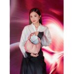 Charlene Choi Instagram - 我個袋裏面有 1）電話 2）card holder 3）Passport 4）眼藥水 5）唇膏 x2 6）補妝盒 7）乾/濕紙巾各一包 8）朱古力一盒 9）酒精噴噴 10）現金 11）一張用過嘅紙巾 #神奇的小手袋 😝 最緊要係個袋靚同輕😍 #顏控 Casual look又得 Formal啲亦得 #去旅行一流 😏 I’m loving the design of this bag. It is light, functional, and compact. It’s great for everyday use and travels. Most important is the bag compliments every style😝 @tumitravel #TUMI #TUMIAsra #TUMI19D #正菜妍誠意推介