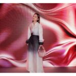 Charlene Choi Instagram - 我個袋裏面有 1）電話 2）card holder 3）Passport 4）眼藥水 5）唇膏 x2 6）補妝盒 7）乾/濕紙巾各一包 8）朱古力一盒 9）酒精噴噴 10）現金 11）一張用過嘅紙巾 #神奇的小手袋 😝 最緊要係個袋靚同輕😍 #顏控 Casual look又得 Formal啲亦得 #去旅行一流 😏 I’m loving the design of this bag. It is light, functional, and compact. It’s great for everyday use and travels. Most important is the bag compliments every style😝 @tumitravel #TUMI #TUMIAsra #TUMI19D #正菜妍誠意推介