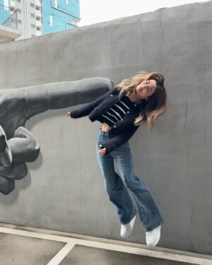 Charlene Choi Instagram - 估吓我同呢埲牆玩咗幾耐？！😛
#旅行點滴
其實
#我啲friend仲癲 🤣🤣
（請自己對號入座😏)
真係群啲乜嘢人就會變咗做乜嘢人⋯😌
好鍾意冇乜plan嘅旅行
#走走吃吃喝喝買買
#就係咁簡單 
Cheers 🥂
