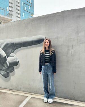 Charlene Choi Instagram - 估吓我同呢埲牆玩咗幾耐？！😛
#旅行點滴
其實
#我啲friend仲癲 🤣🤣
（請自己對號入座😏)
真係群啲乜嘢人就會變咗做乜嘢人⋯😌
好鍾意冇乜plan嘅旅行
#走走吃吃喝喝買買
#就係咁簡單 
Cheers 🥂