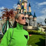 Charlotte Bobb Instagram - Votre pote heureuse d’être à Disney 🎠🎢😍 la dernière photo c’est le résumé de ma vie j’espère que c le votre aussi