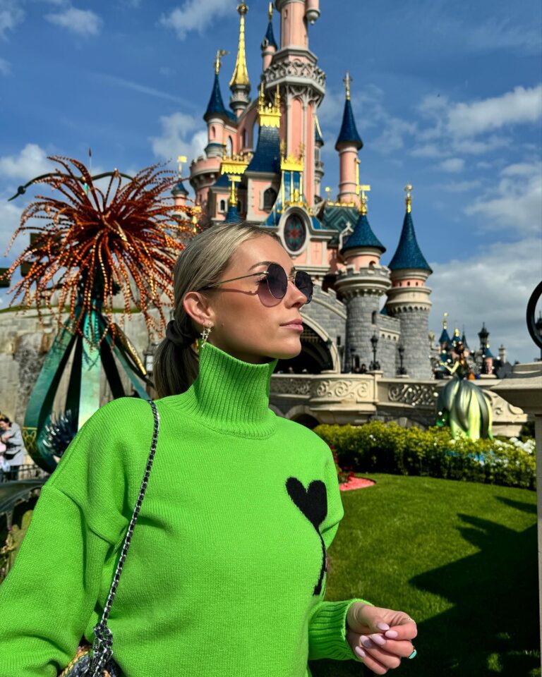 Charlotte Bobb Instagram - Votre pote heureuse d’être à Disney 🎠🎢😍 la dernière photo c’est le résumé de ma vie j’espère que c le votre aussi