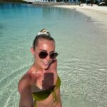 Charlotte Bobb Instagram - C’était la semaine dernière les Bahamas ma belle 🥲☀️