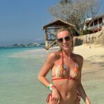 Charlotte Bobb Instagram – Un arrêt aux Îles Caïmans 🚢 c’était tellement magnifique 🏝️ je vous poste ça en étant aujourd’hui en Jamaïque 🇯🇲 c’est pile ce que j’adore en croisière c’est que vous vous réveillez tous les matins dans une destination différente ☀️
