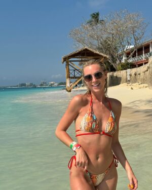Charlotte Bobb Instagram - Un arrêt aux Îles Caïmans 🚢 c’était tellement magnifique 🏝️ je vous poste ça en étant aujourd’hui en Jamaïque 🇯🇲 c’est pile ce que j’adore en croisière c’est que vous vous réveillez tous les matins dans une destination différente ☀️