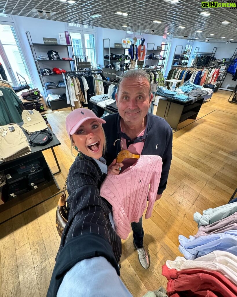 Charlotte Bobb Instagram - Clap de fin des vacances dans le sud avec le padre 💚 si on devait résumer nos vacances qu’est ce qu’on dirait ??? Aller on le dit tous en chœur 😭😭😭 - PULL ROSE - CASHBACK Pour celles et ceux qui ont bien suivi ça en story je vous laisse raconter aux autres qui se demandent pq ce résumé 🫠😭