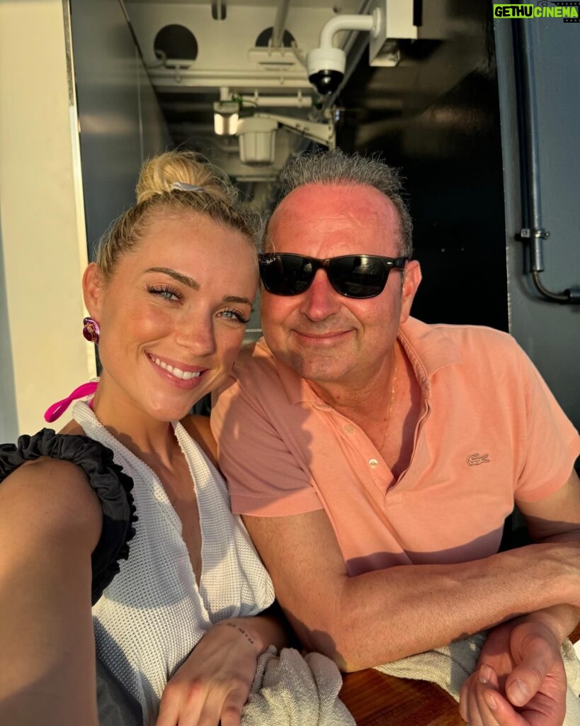 Charlotte Bobb Instagram - 1ere journée sur le bateau ☀️ direction le Mexique pour la première escale ❤️‍🔥
