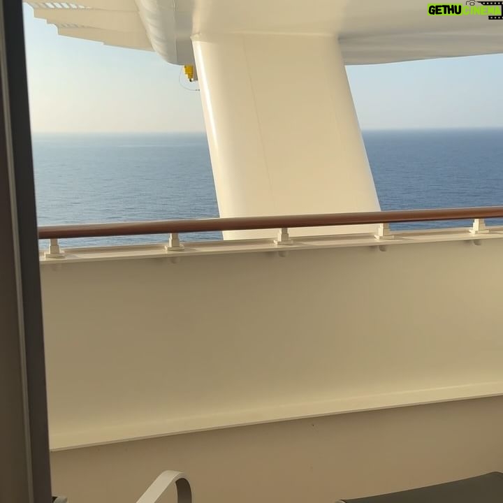 Charlotte Bobb Instagram - 1ere journée sur le bateau ☀️ direction le Mexique pour la première escale ❤️‍🔥
