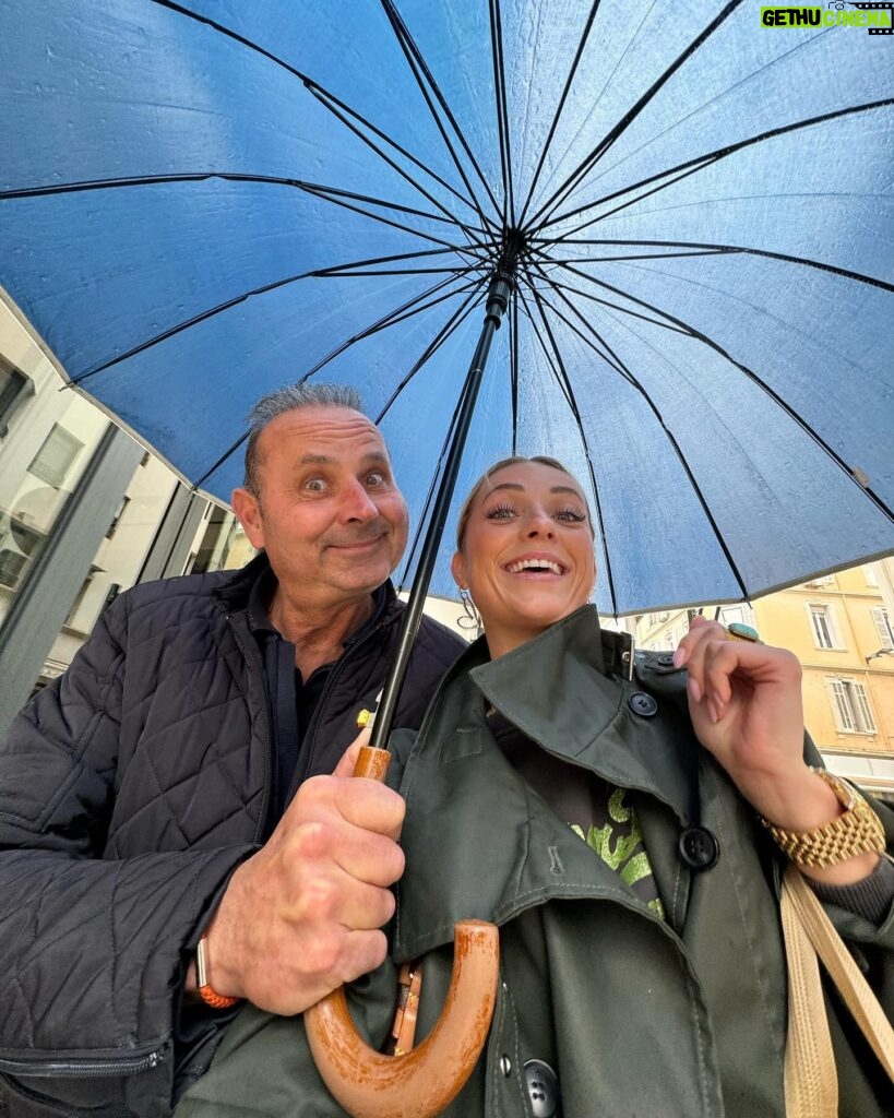 Charlotte Bobb Instagram - « Alors charlotte tes vacances c’est comment ?? » 1. Achat d’un parapluie ☔️ 2. Entrain de réaliser que dans le nord il fait 25 degrés 🥲☀️ 3. Photo pour ma maman 💗 4. Se peter le bide partie 1 5. On a mis les sièges chauffant 🫠 6. Avoir espoir de pouvoir bronzer dans 2j 7. Jean neuf = dead 💀 8. Être agacée quand je reçois des snaps des gens dans le nord avec lunettes de soleil en tongues marcel 9. On se réconforte 🧇 se peter le bide partie 2 10. Notre première photo de nos vac 💙✈️