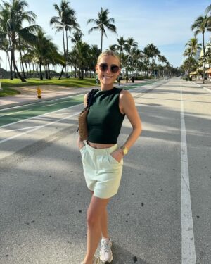 Charlotte Bobb Instagram - WELCOME TO MIAMI ☀️🇺🇸 mon sourire, sur absolument toutes les photos, en dit long 🥹 je suis tellement contente d’être ici en vacances avec mon papa mais vous allez voir que ce n’est pas tout… ok nous sommes à Miami mais ce n’est pas fini 🤩 TROP HÂTE 🤫