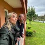 Charlotte Bobb Instagram - « Alors charlotte tes vacances c’est comment ?? » 1. Achat d’un parapluie ☔️ 2. Entrain de réaliser que dans le nord il fait 25 degrés 🥲☀️ 3. Photo pour ma maman 💗 4. Se peter le bide partie 1 5. On a mis les sièges chauffant 🫠 6. Avoir espoir de pouvoir bronzer dans 2j 7. Jean neuf = dead 💀 8. Être agacée quand je reçois des snaps des gens dans le nord avec lunettes de soleil en tongues marcel 9. On se réconforte 🧇 se peter le bide partie 2 10. Notre première photo de nos vac 💙✈️