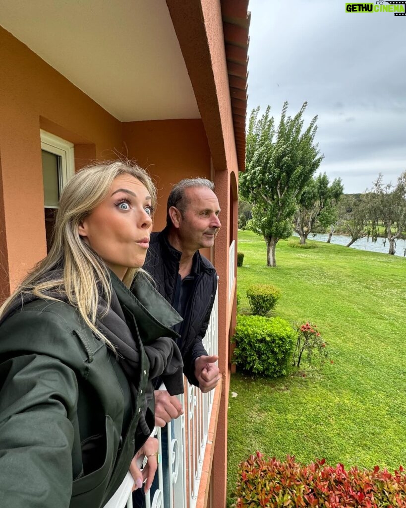 Charlotte Bobb Instagram - « Alors charlotte tes vacances c’est comment ?? » 1. Achat d’un parapluie ☔️ 2. Entrain de réaliser que dans le nord il fait 25 degrés 🥲☀️ 3. Photo pour ma maman 💗 4. Se peter le bide partie 1 5. On a mis les sièges chauffant 🫠 6. Avoir espoir de pouvoir bronzer dans 2j 7. Jean neuf = dead 💀 8. Être agacée quand je reçois des snaps des gens dans le nord avec lunettes de soleil en tongues marcel 9. On se réconforte 🧇 se peter le bide partie 2 10. Notre première photo de nos vac 💙✈️