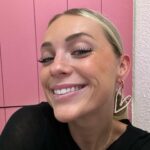 Charlotte Bobb Instagram - « Alors charlotte tes vacances c’est comment ?? » 1. Achat d’un parapluie ☔️ 2. Entrain de réaliser que dans le nord il fait 25 degrés 🥲☀️ 3. Photo pour ma maman 💗 4. Se peter le bide partie 1 5. On a mis les sièges chauffant 🫠 6. Avoir espoir de pouvoir bronzer dans 2j 7. Jean neuf = dead 💀 8. Être agacée quand je reçois des snaps des gens dans le nord avec lunettes de soleil en tongues marcel 9. On se réconforte 🧇 se peter le bide partie 2 10. Notre première photo de nos vac 💙✈️