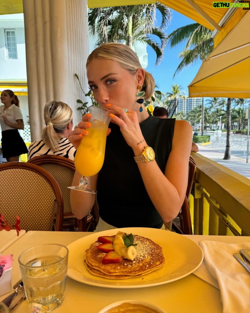 Charlotte Bobb Instagram - WELCOME TO MIAMI ☀️🇺🇸 mon sourire, sur absolument toutes les photos, en dit long 🥹 je suis tellement contente d’être ici en vacances avec mon papa mais vous allez voir que ce n’est pas tout… ok nous sommes à Miami mais ce n’est pas fini 🤩 TROP HÂTE 🤫