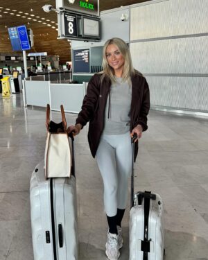 Charlotte Bobb Instagram - Aller c’est partiiiiiii ✈️ à vos pronostics, d’après vous je m’envole pour quelle destination 🥹🔥 indice : ☀️