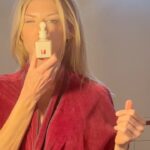Charlotte McKinney Instagram - @drdiamondsmetacine Instafacial Plasma is my go to that helps repair and rejuvenate my skin. I use this bad boy every morning and night 💋