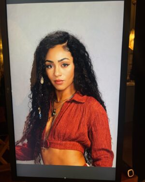 Chelsea Tavares Instagram - Patience SZN 6 🤎 #ALLAMERICAN 
tune in every Monday on the @thecw @cwallamerican

hair: @reign.mari.hair ♥️