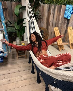 Chelsea Tavares Instagram - Patience SZN 6 🤎 #ALLAMERICAN 
tune in every Monday on the @thecw @cwallamerican

hair: @reign.mari.hair ♥️
