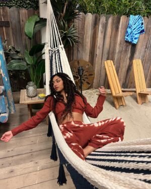 Chelsea Tavares Instagram - Patience SZN 6 🤎 #ALLAMERICAN 
tune in every Monday on the @thecw @cwallamerican

hair: @reign.mari.hair ♥️