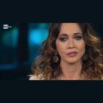 Chiara Francini Instagram - Le ragazze fantasma Tratto da “Forte e Chiara”, Raiuno, prima puntata. MERCOLEDÌ 17 su Rai1 ALLE 21,30 LA SECONDA PUNTATA DI “FORTE E CHIARA”, CI SARETE? Avrò altre due grandi storie da raccontarvi. Questa è una storia fatta di luce. Una storia che ho trovato. O, forse, è lei che ha trovato me. È scritta su una lettera che viene da lontano e pareva aspettarmi in un vecchio libro di una bancarella. E ho deciso di leggervela, perché è indirizzata a tutti noi.   Ditemi che vi lascia. Noi, se vorrete, ci vediamo mercoledì prossimo, 17 aprile ore 21,30 con la seconda puntata di Forte e Chiara. #forteechiara