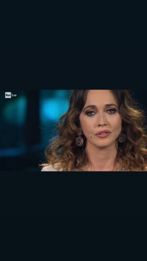 Chiara Francini Instagram - Le ragazze fantasma
Tratto da “Forte e Chiara”, Raiuno, prima puntata.

MERCOLEDÌ 17 su Rai1 ALLE  21,30 LA SECONDA PUNTATA DI “FORTE E CHIARA”, CI SARETE? 
Avrò altre due grandi storie da raccontarvi. 

Questa è una storia fatta di luce. Una storia che ho trovato. O, forse, è lei che ha trovato me. È scritta su una lettera che viene da lontano e pareva aspettarmi in un vecchio libro di una bancarella. E ho deciso di leggervela, perché è indirizzata a tutti noi.
 
Ditemi che vi lascia.

Noi, se vorrete, ci vediamo mercoledì prossimo, 17 aprile ore 21,30 con la seconda puntata di Forte e Chiara.

#forteechiara