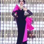 Chiara Francini Instagram - ❤️🌈🔥La finale è giunta! La Regina è VIVA! VIVA LA REGINA👑🫅🤴👸🏻 Per me lo sono tutte. Da sempre. L’AperiFrancini ha reso ebbra me e i coniglietti che stavano con me. Buongustai🐰🍧🌈 DragRace è uno dei doni più belli mi siano stati fatti. C’è tutto ciò che amo laggiù, in quel paese fatato: la luce, la gioia, il dolore, la verità, la vita e la magnificenza di essere ciò che si vuole. Sempre. Grazie Ragazze. Mi inchino io. Solo per una volta. E per un buon motivo. Grazie ai miei colleghi e amici, e a tutto il team, Dimitri, Luigi, Sacha, Tommaso, Sebastiano, a Ballandi, a Paramount, Francesco, Luca. Grazie. A Mennella, Ninette, Pierrot… giorgette, Angelikà! Per rendermi così topa. Grazie. Ora posso mettere solo flanella. Per un po’. Poco. ❤️ IL GRAN FINALE DI #dragraceitalia 3 è su @paramountplusit Watch #DragRaceItalia Season 3 now! ♥️🇮🇹 Streaming on: 🌎 @wowpresentsplus worldwide ❤️CORRETE. Fosse solo per i miei coniglietti, AMORI! Prodotto da @ballandi_ @dimitricocciuti ❤️ Dress: @moschino Jewels: @moschino Shoes: @lesilla Gloves: @dueccigloves Fascinator: @verdemaggio APERIFRANCINI Total look: @alessandroenriquez_official Shoes: @lesilla Hat: @moschino Make up: @valentini.nina Hair: Piero Giordi per @minetteroma Styling: @andrea.mennella Thanks: @comosuenaelcorazon @angycom72 Le nostre QUEENS @sypario @vezirja @sissylea.queen @lasheevadq @amy_krania_dq @silvanadellamagliana @morgana.cosmica @laprada_weareallprada @the.leila.yarn @aurora_lightning @adrianapicassoofficial @lina.galore @bianchinimelionce