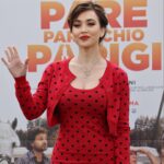 Chiara Francini Instagram - 🗼PARE PARECCHIO PARIGI🎉 Conferenzona stampa! CI SIAMO! GIOVEDÌ 18 GENNAIO SI PARTE! Leonardo Pieraccioni, Nino Frassica, Giulia Bevilacqua, io ed altri STRAORDINARI compagni, giovedì … si parte dal cinema e si va A PARIGI🗼🎉 Venite con NOI in questo viaggio di bene sogni e fantasia? Dress: @moschino Bag: @moschino Shoes: @casadeiofficial Jewels: @crivelliofficial Make-up: @valentini.nina Hair: Piero Giordi per @minetteroma Styling: @andrea.mennella Thanks to: @ggiorgiacatanese #pareparecchioparigi @01distribution