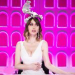 Chiara Francini Instagram - 🇮🇹💖 ... il venerdì è giunto!!! Il tema della Runway è: Back to School La Maxi challenge: Masterclass 🌈💅 E così di bianco vestita, con tanta cultura in ogni pertugio e piena di ROSA💖… vi dico… solo…venite a sfogliarmi. ❤️ La quinta puntata di #dragraceitalia 3 è su @paramountplusit Watch #DragRaceItalia Season 3 now! ♥️🇮🇹 Streaming on: 🌎 @wowpresentsplus worldwide ❤️Priscilla, io, Paola, Paolo e Rosa Chemical vi aspettiamo, al varco. AMORI❤️ Prodotto da @ballandi_ @dimitricocciuti ❤️ Dress: @enricocoveri_official archivio Shoes: @rogervivier Fascinator: @francescacuccohandmade Cucco Earrings: @alcoolique_official Make up: @valentini.nina Hair: Piero Giordi per @minetteroma Styling: @andrea.mennella Thanks: @comosuenaelcorazon @angycom72 Le nostre QUEENS @sypario @vezirja @sissylea.queen @lasheevadq @amy_krania_dq @silvanadellamagliana @morgana.cosmica @laprada_weareallprada @the.leila.yarn @aurora_lightning @adrianapicassoofficial @lina.galore @bianchinimelionce
