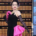 Chiara Francini Instagram - ❤️🌈🔥La finale è giunta! La Regina è VIVA! VIVA LA REGINA👑🫅🤴👸🏻 Per me lo sono tutte. Da sempre. L’AperiFrancini ha reso ebbra me e i coniglietti che stavano con me. Buongustai🐰🍧🌈 DragRace è uno dei doni più belli mi siano stati fatti. C’è tutto ciò che amo laggiù, in quel paese fatato: la luce, la gioia, il dolore, la verità, la vita e la magnificenza di essere ciò che si vuole. Sempre. Grazie Ragazze. Mi inchino io. Solo per una volta. E per un buon motivo. Grazie ai miei colleghi e amici, e a tutto il team, Dimitri, Luigi, Sacha, Tommaso, Sebastiano, a Ballandi, a Paramount, Francesco, Luca. Grazie. A Mennella, Ninette, Pierrot… giorgette, Angelikà! Per rendermi così topa. Grazie. Ora posso mettere solo flanella. Per un po’. Poco. ❤️ IL GRAN FINALE DI #dragraceitalia 3 è su @paramountplusit Watch #DragRaceItalia Season 3 now! ♥️🇮🇹 Streaming on: 🌎 @wowpresentsplus worldwide ❤️CORRETE. Fosse solo per i miei coniglietti, AMORI! Prodotto da @ballandi_ @dimitricocciuti ❤️ Dress: @moschino Jewels: @moschino Shoes: @lesilla Gloves: @dueccigloves Fascinator: @verdemaggio APERIFRANCINI Total look: @alessandroenriquez_official Shoes: @lesilla Hat: @moschino Make up: @valentini.nina Hair: Piero Giordi per @minetteroma Styling: @andrea.mennella Thanks: @comosuenaelcorazon @angycom72 Le nostre QUEENS @sypario @vezirja @sissylea.queen @lasheevadq @amy_krania_dq @silvanadellamagliana @morgana.cosmica @laprada_weareallprada @the.leila.yarn @aurora_lightning @adrianapicassoofficial @lina.galore @bianchinimelionce