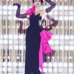 Chiara Francini Instagram - ❤️🌈🔥La finale è giunta! La Regina è VIVA! VIVA LA REGINA👑🫅🤴👸🏻 Per me lo sono tutte. Da sempre. L’AperiFrancini ha reso ebbra me e i coniglietti che stavano con me. Buongustai🐰🍧🌈 DragRace è uno dei doni più belli mi siano stati fatti. C’è tutto ciò che amo laggiù, in quel paese fatato: la luce, la gioia, il dolore, la verità, la vita e la magnificenza di essere ciò che si vuole. Sempre. Grazie Ragazze. Mi inchino io. Solo per una volta. E per un buon motivo. Grazie ai miei colleghi e amici, e a tutto il team, Dimitri, Luigi, Sacha, Tommaso, Sebastiano, a Ballandi, a Paramount, Francesco, Luca. Grazie. A Mennella, Ninette, Pierrot… giorgette, Angelikà! Per rendermi così topa. Grazie. Ora posso mettere solo flanella. Per un po’. Poco. ❤️ IL GRAN FINALE DI #dragraceitalia 3 è su @paramountplusit Watch #DragRaceItalia Season 3 now! ♥️🇮🇹 Streaming on: 🌎 @wowpresentsplus worldwide ❤️CORRETE. Fosse solo per i miei coniglietti, AMORI! Prodotto da @ballandi_ @dimitricocciuti ❤️ Dress: @moschino Jewels: @moschino Shoes: @lesilla Gloves: @dueccigloves Fascinator: @verdemaggio APERIFRANCINI Total look: @alessandroenriquez_official Shoes: @lesilla Hat: @moschino Make up: @valentini.nina Hair: Piero Giordi per @minetteroma Styling: @andrea.mennella Thanks: @comosuenaelcorazon @angycom72 Le nostre QUEENS @sypario @vezirja @sissylea.queen @lasheevadq @amy_krania_dq @silvanadellamagliana @morgana.cosmica @laprada_weareallprada @the.leila.yarn @aurora_lightning @adrianapicassoofficial @lina.galore @bianchinimelionce