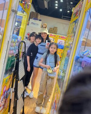 Chidjun Hung Instagram - Fam bam 😚🌈🫰 @chi4hung @thachino @chilihung @chitha.hung @chilynhung