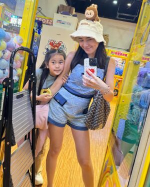 Chidjun Hung Instagram - Fam bam 😚🌈🫰 @chi4hung @thachino @chilihung @chitha.hung @chilynhung