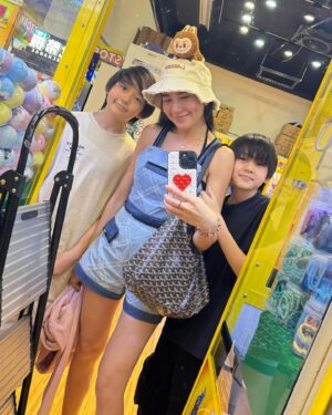 Chidjun Hung Instagram - Fam bam 😚🌈🫰 @chi4hung @thachino @chilihung @chitha.hung @chilynhung