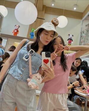 Chidjun Hung Instagram - จุ่มเองกับมือ555 ลาบูบู้ตัวนี้ superโคตร rare🤣  มีตัวเดียวในจักรวาล โอ้ยยลูกสาว ทำไปได้ @chilihung เป็นคนตลก เห็นมี้ อยากได้หนักมากก จัดให้ซะเลย เหมือนมั้ย?? เอา 💗💗💗 ไปเลยลูก รักตัวนี้ที่สุดนะจ้ะ 🫰😍 #labubu #chilihung #popmart