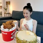 Chien Hung Instagram - 今年我可以過兩次生日！ 因為時差12個小時 多倫多現在還是29號 一早就開始陸陸續續收到祝福 🥰 平常不太過生日 今年想必會是印象很深刻的一次 很開心能開始實行以前的小小夢想 但同時間也因為一些事掛心難過 小時候常覺得 只要長大之後什麼事都做得到 但隨著年紀漸長反而越常焦慮、不安肩膀重 希望這趟旅程能重拾一些衝動 不管結果是充電還是漏電（？ 雨女我本人打這段話同時 不太下雨的多倫多外面正在大雨 祝福我的家人朋友以及大家 都能身體健康 另外水水灶咖超優惠的闆娘我本人生日慶開跑 如果要送外國的朋友歡迎選購蔥油辣拌麵 巴西、法國、日本跟韓國的同學都超尬意 加第二第三碗的那種 😆 #千在加拿大