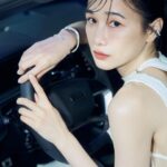 Chien Hung Instagram - / 車是可移動的城堡 在路上替我遮風避雨 乘載我的行李、情緒跟歌聲👩‍🎤（嗯？ 大家最近在車上都聽什麼 🎶🎵 這次受邀參加Audi House of Progress Taipei 品牌概念店進駐信義區的VIP之夜 近距離的體驗Audi e-tron新款電車 Q4 Sportback e-tron駕駛跟後座空間有夠舒服 體驗到整個人都躺進去了（當自家車嗎哈哈 還有從德國空運來台的Audi e-tron 概念車 （買尬帥到一個不行 ✨😳 現場能感受到Audi傳遞的永續、動能、科技跟美學 6/2 前都可以去參觀體驗唷 💖 @audi_tw #Audi #AudiTaiwan #AudiHouseofProgressTaipei