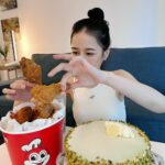 Chien Hung Instagram - 今年我可以過兩次生日！ 因為時差12個小時 多倫多現在還是29號 一早就開始陸陸續續收到祝福 🥰 平常不太過生日 今年想必會是印象很深刻的一次 很開心能開始實行以前的小小夢想 但同時間也因為一些事掛心難過 小時候常覺得 只要長大之後什麼事都做得到 但隨著年紀漸長反而越常焦慮、不安肩膀重 希望這趟旅程能重拾一些衝動 不管結果是充電還是漏電（？ 雨女我本人打這段話同時 不太下雨的多倫多外面正在大雨 祝福我的家人朋友以及大家 都能身體健康 另外水水灶咖超優惠的闆娘我本人生日慶開跑 如果要送外國的朋友歡迎選購蔥油辣拌麵 巴西、法國、日本跟韓國的同學都超尬意 加第二第三碗的那種 😆 #千在加拿大