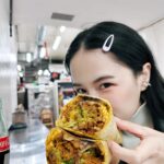 Chien Hung Instagram - //（終於發成功了 🥹 前幾天貼文問大家多倫多的推薦收集到超多名單 看到標籤滿滿好幸福 哈哈 踩點還陸續遇到好多觀眾 🧡 #我真的是雨女 這幾天雨不停好冷 #前幾天還乾冷到流鼻血 🤣 P1-2 📍Gus tacos 點了兩個口味都很喜歡🤤 -Chilaca 配asada 第一口咬下去本來覺得還好 但過了幾秒餅的香味伴隨著起司跟烤肉香氣上來 超ㄕㄨㄚˋ嘴 -torta配pastor 第一口下去驚艷感就來了 烤肉、酪梨醬、烤鳳梨跟各種香料 調味下的剛剛好 味道豐富又有層次 P3-4 📍kensington market 本來目標是吃Gus tacos 結果意外來到熱門的市場 路上很多塗鴉、音樂、小吃跟五顏六色的衣服跟飾品店 還有人問我相機哈哈哈 P5-6 📍 Aux Merveilleux de Fred 這間也是觀眾推薦 說TWICE有去過😆 （還特別去搜尋想要點同款蛋糕哈哈哈 很喜歡麵包的口感 濕潤微Q 對我來說太甜 但配咖啡應該會滿讚的 …我不知道哪根筋不對點了薑汁汽水 整個甜上加甜哈哈哈 P7 第一次搭路面電車🚋 覺得到哪都在施工 為何🚧🤣 P8 tim hortons 的double double 沒有想像中甜說 天冷喝滿療癒的 🤣 #千在加拿大 #我結帳一直在深呼吸 #在這邊不敢亂講我可以吃十個哈哈哈