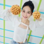 Chien Hung Instagram - 噢買尬！ 這真的是超過一百分的活動啊啊啊 止不住笑意在拍的一組照片 適合我到一個不行哈哈哈哈哈 錢包不薪疼 全家把全明星商品增量35% 而且是加量不加價！！！！ 大家麻煩騰出雙手 一起鼓掌👏🏻👏🏻 不誇張 是超！有！感！的增量 看照片麵包大小就知道整整大了一圈哈哈哈哈 熱門好吃的品項常常吃完意猶未盡 現在免擔心加量吃飽飽🤤 像是 #蒜炒橄欖油腿排義大利麵 香氣十足的蒜頭跟橄欖油拌炒的醬汁配上增量兩片的雞腿ㄙㄨㄚˋ嘴到一個不行 口味偏重我都會再加買個白飯 或是！！啤酒 買尬搭到一個不行 熱門的 #鮮乳脆皮泡芙 真的必須推 身為餡料炸裂的人 等比例增量後 鮮乳坊的香濃牛奶內餡配上酥脆泡芙餅皮 滿足感跟幸福度一百分 還有5/15 上市的 大口美式牛肉堡飯糰（肉餅直接多一片😳） 椰香葡萄麵包跟雙重芝士條也都加大35% 有在愛的母湯錯過 希望每年都有這個活動哈哈哈哈哈 同場加映！！ 5/1-6/11 指定鮮食主餐 搭配 FamiCollection 指定茶飲 現省10元 @familymart_tw #全家全明星 #百萬銷售的美味指南