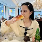 Chien Hung Instagram - //（終於發成功了 🥹 前幾天貼文問大家多倫多的推薦收集到超多名單 看到標籤滿滿好幸福 哈哈 踩點還陸續遇到好多觀眾 🧡 #我真的是雨女 這幾天雨不停好冷 #前幾天還乾冷到流鼻血 🤣 P1-2 📍Gus tacos 點了兩個口味都很喜歡🤤 -Chilaca 配asada 第一口咬下去本來覺得還好 但過了幾秒餅的香味伴隨著起司跟烤肉香氣上來 超ㄕㄨㄚˋ嘴 -torta配pastor 第一口下去驚艷感就來了 烤肉、酪梨醬、烤鳳梨跟各種香料 調味下的剛剛好 味道豐富又有層次 P3-4 📍kensington market 本來目標是吃Gus tacos 結果意外來到熱門的市場 路上很多塗鴉、音樂、小吃跟五顏六色的衣服跟飾品店 還有人問我相機哈哈哈 P5-6 📍 Aux Merveilleux de Fred 這間也是觀眾推薦 說TWICE有去過😆 （還特別去搜尋想要點同款蛋糕哈哈哈 很喜歡麵包的口感 濕潤微Q 對我來說太甜 但配咖啡應該會滿讚的 …我不知道哪根筋不對點了薑汁汽水 整個甜上加甜哈哈哈 P7 第一次搭路面電車🚋 覺得到哪都在施工 為何🚧🤣 P8 tim hortons 的double double 沒有想像中甜說 天冷喝滿療癒的 🤣 #千在加拿大 #我結帳一直在深呼吸 #在這邊不敢亂講我可以吃十個哈哈哈